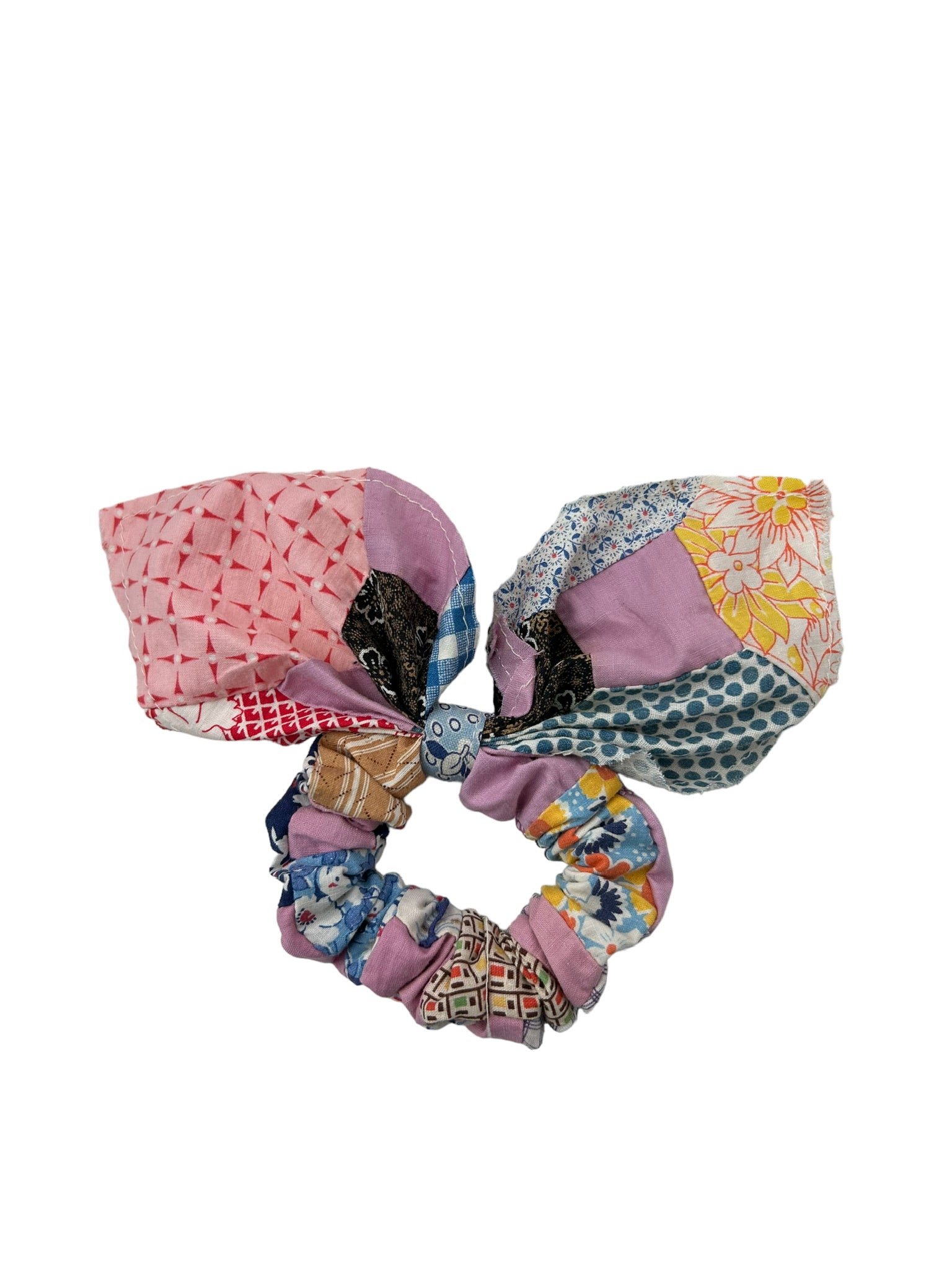 SCRUNCHIE WITH TRINKET THE QUEENS QUARTERS